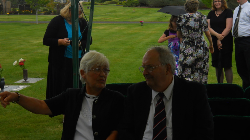 Lois, Inge, Herman, Maryjo, Graveside at Einan's