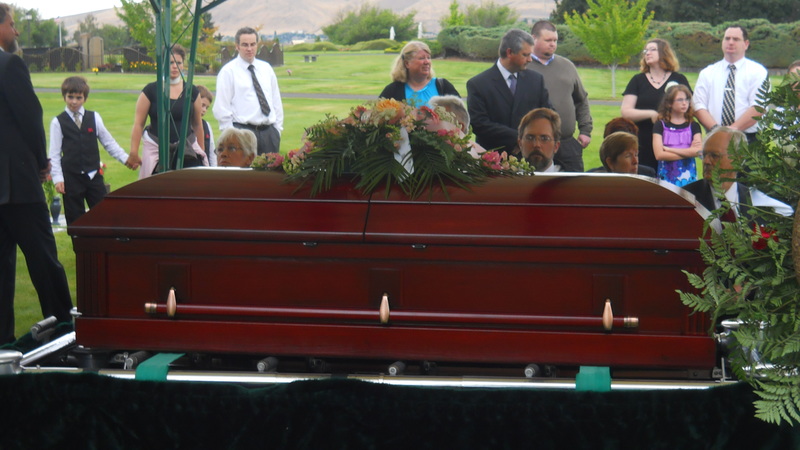 Crowd, Inge, Lois, Don, Brent, Eric, Cindy, Karen, Larry, Graveside at Einan's