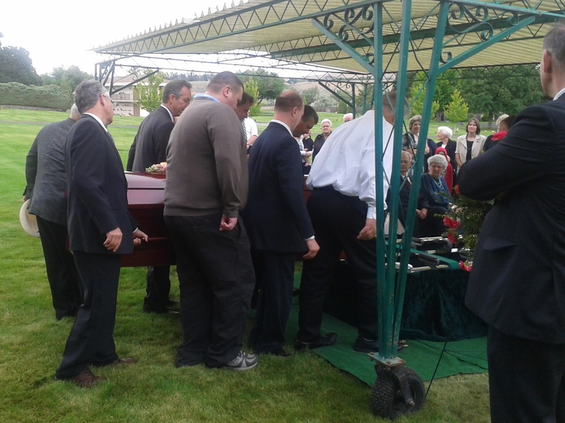 Casket: Murray, Jim, Steve, Eric Michael, Perry, Ross Burton, Brent, Don, Larry, Jean, Maryjo, Angela.